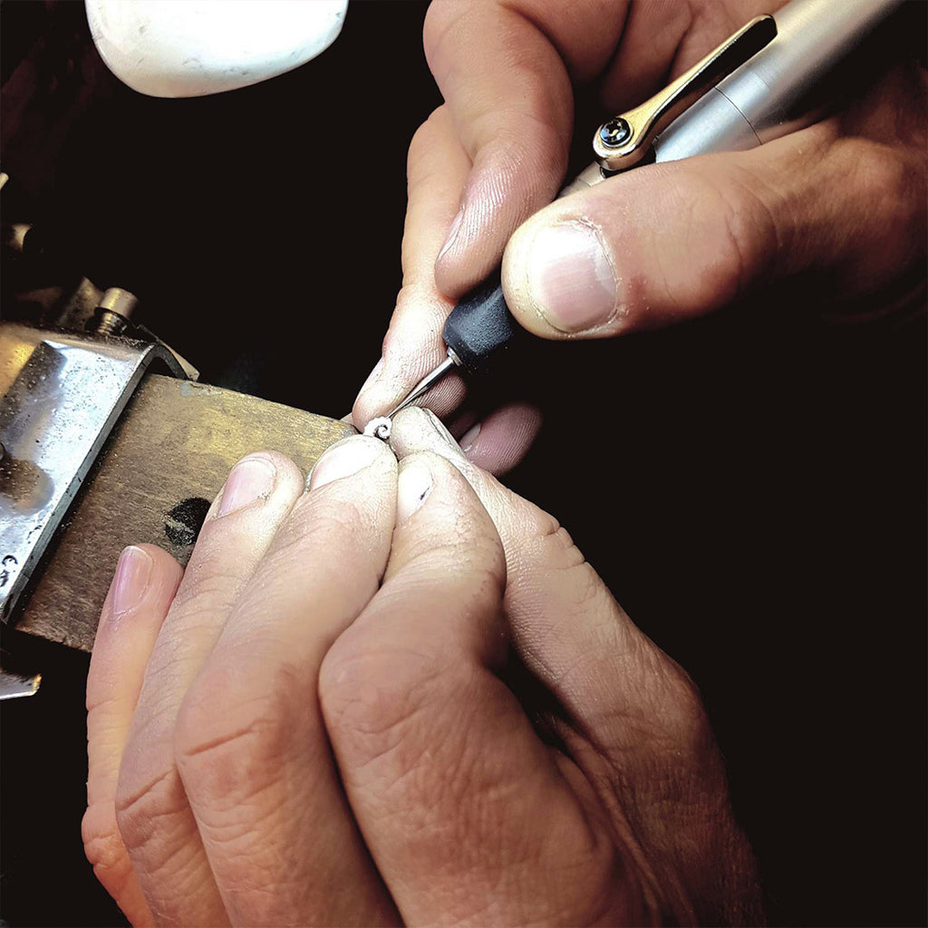 Goldanhänger "Seehörnchen" während der Anfertigung. Per Hand werden Details geschnitzt.