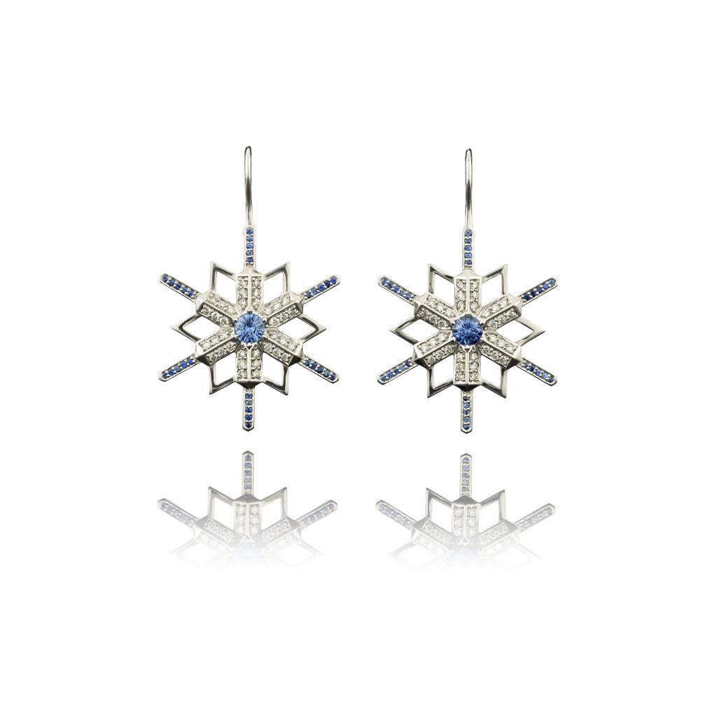 Schneeflocken-Ohrhänger in Weissgold mit Saphir-Mittelsteinen, die Kanten teilweise mit Diamanten und Saphiren ausgefasst